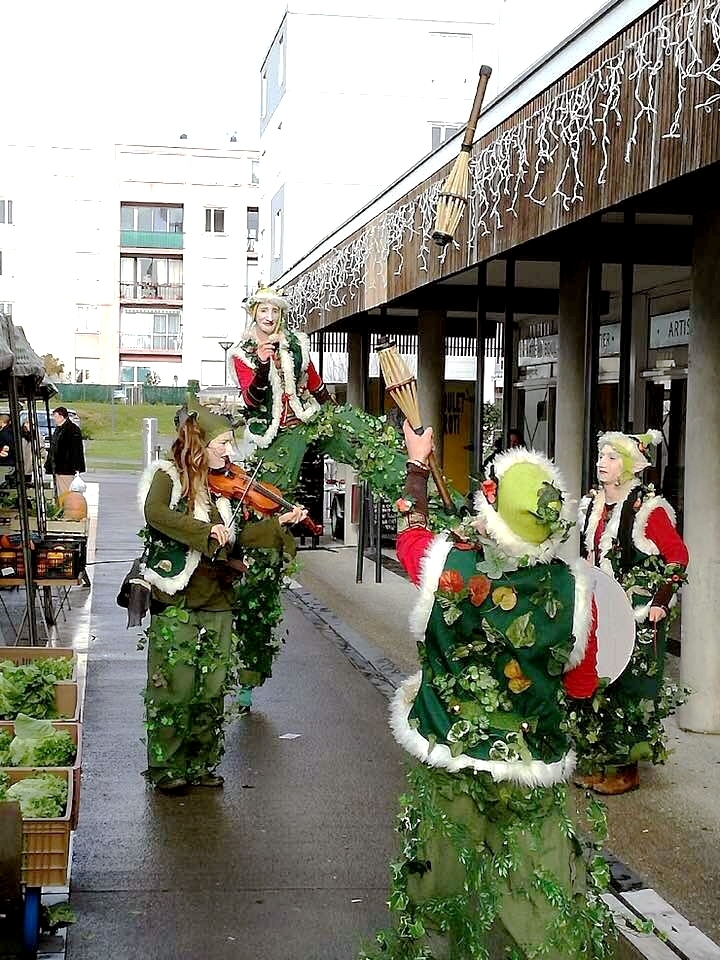 échassier, musicien, comédien et lutin