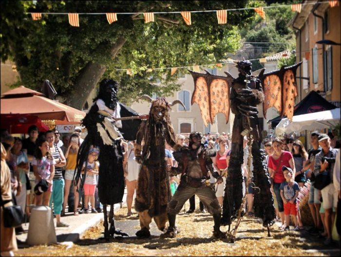 échassier, musicien, jongleur