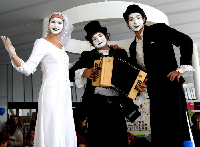 échassier, musicien, jongleur