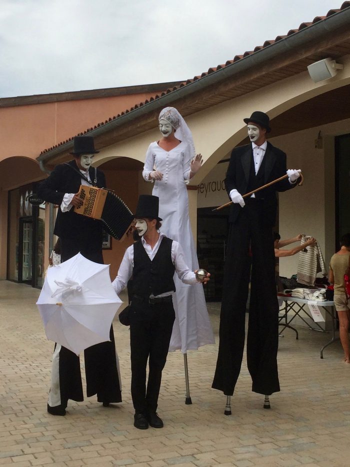 spectacle déambulatoire échassier, jongleur et musicien