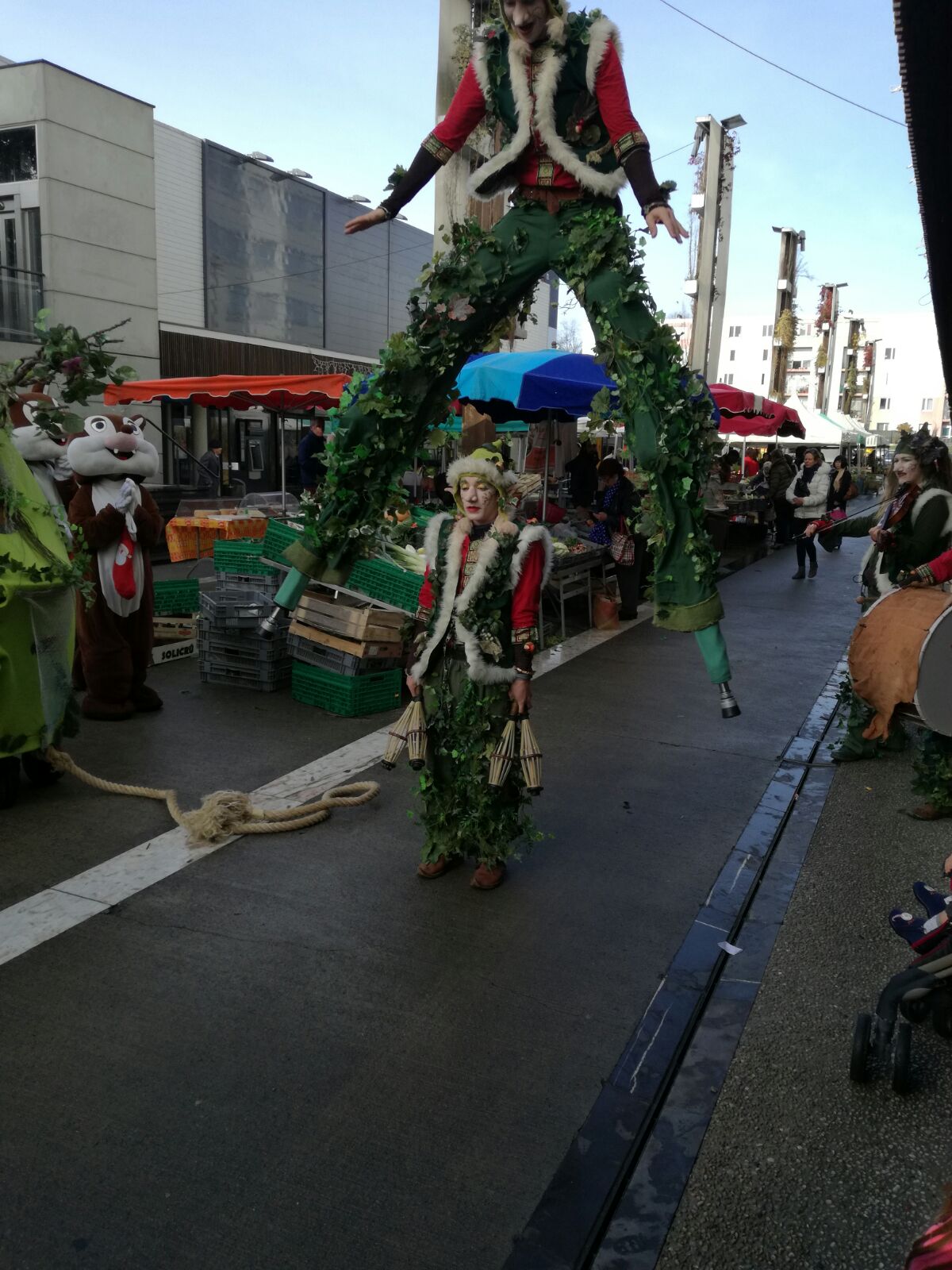 lutin, echassier, jongleur, acrobate, musicien