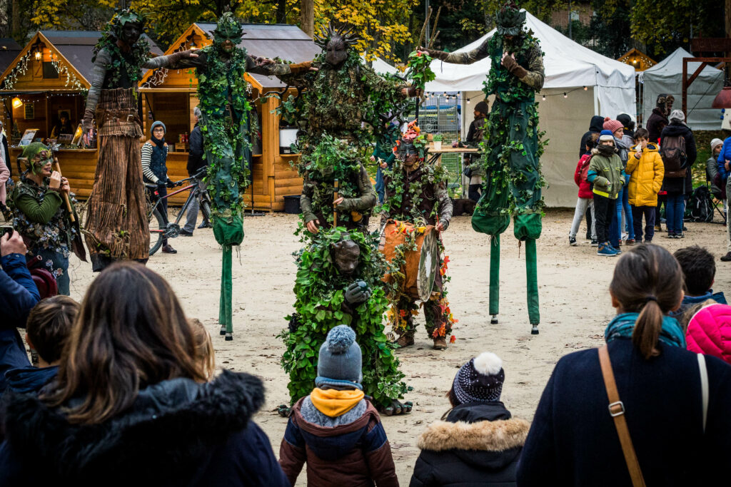 spectacle de rue intéractif les esprits de la forêt