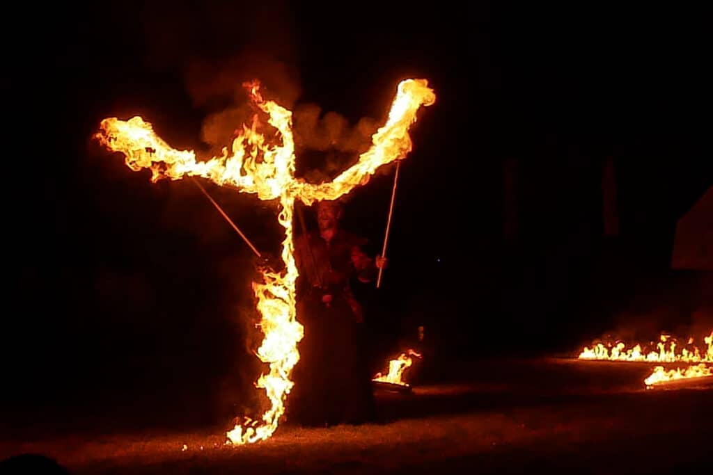 Ignescence spectacle de Feu, marionnette géante