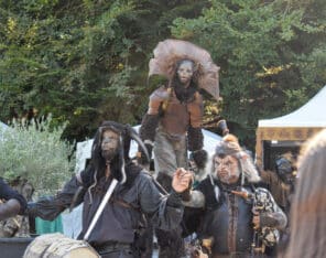Durant tout le weekend une meute de créature à sans cesse déambuler au son de la cornemuse et du tambour a pris plaisir à attaquer le petit train et à proposer ses rituels flamboyants.