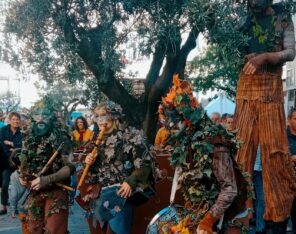 les esprits de la foret Musiciens, jongleur échassier