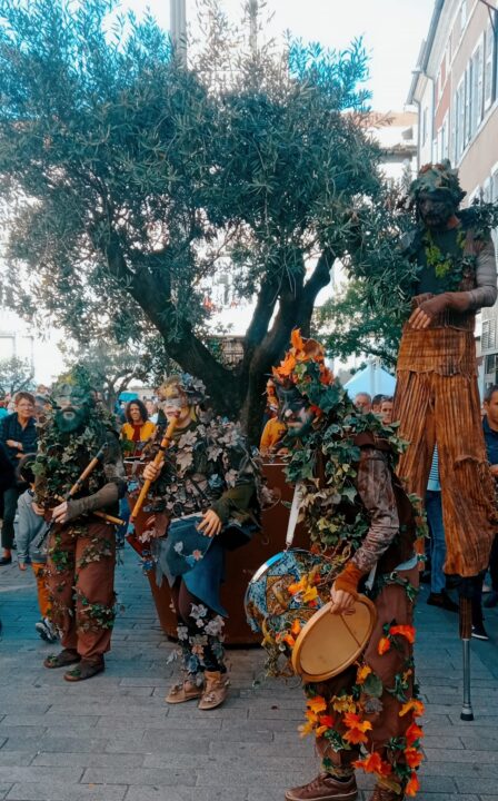 les esprits de la foret Musiciens, jongleur échassier