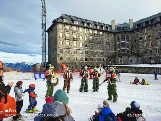 Les Luperons spectacle de rue lutins echassiers animation Noel festival famille