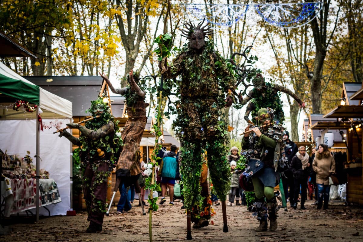 "Artiste échassier du spectacle les Esprits de la forêt – Compagnie Les Vaguabondes"