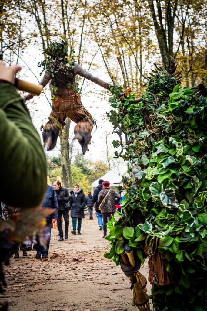 "Artiste échassier du spectacle les Esprits de la forêt – Compagnie Les Vaguabondes"