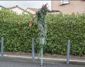"Artiste échassier du spectacle les Esprits de la forêt – Compagnie Les Vaguabondes"