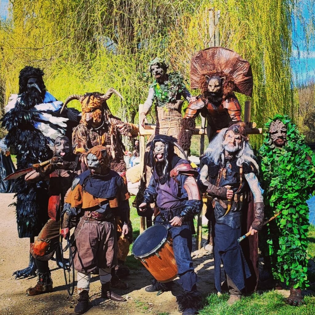 les créatures des vaguabondes pôur le tournage d'Anthracite Dougal le shaman