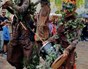 "Artiste échassier du spectacle les Esprits de la forêt – Compagnie Les Vaguabondes"