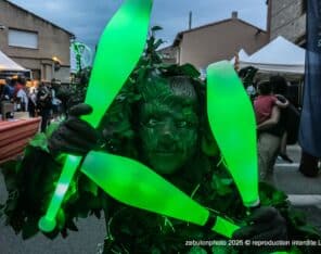 "Artiste échassier du spectacle les Esprits de la forêt – Compagnie Les Vaguabondes"