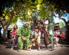 "Artiste échassier du spectacle les Esprits de la forêt – Compagnie Les Vaguabondes"