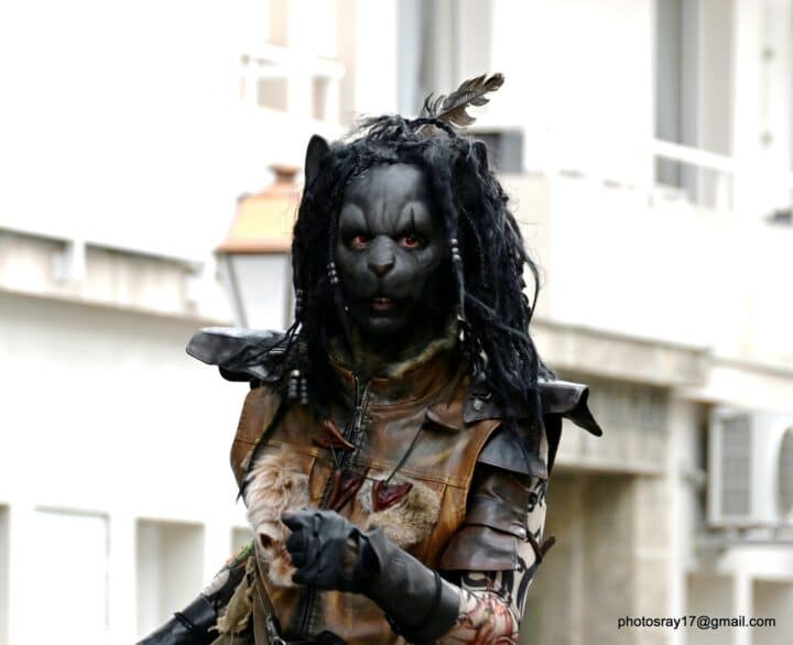 la tribu des Burners, jongleur, échassiers, cracheur de feu