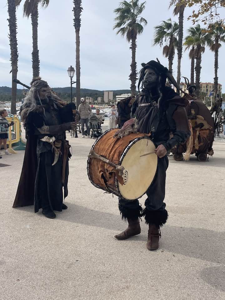 la tribu des Buirners, jongleur, échassiers, cracheur de feu
