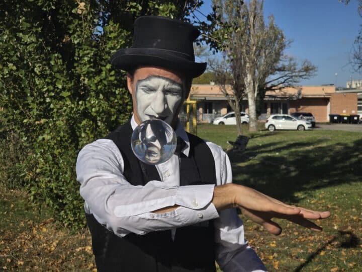 trio les Endimanchés, jongleur échassier, musicien