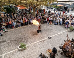 la tribu des Burners, jongleur, échassiers, cracheur de feu