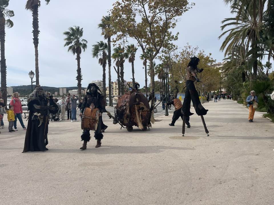 la tribu des Buirners, jongleur, échassiers, cracheur de feu