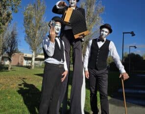 trio les Endimanchés, jongleur échassier, musicien