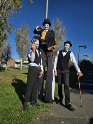 trio les Endimanchés, jongleur échassier, musicien