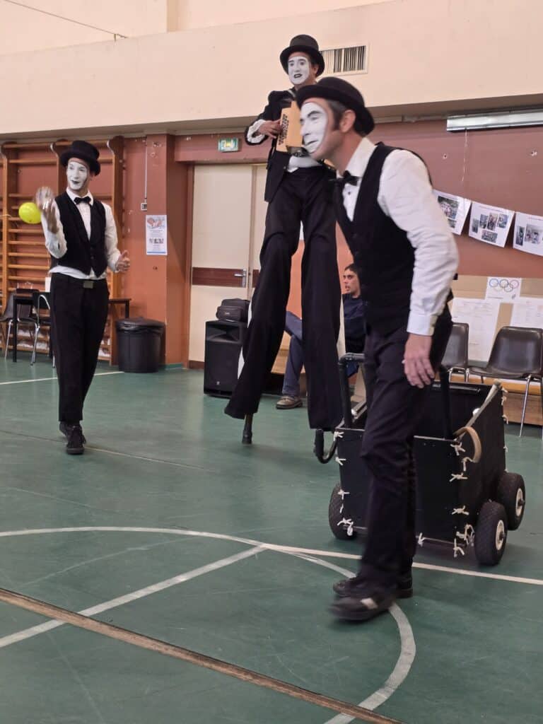 trio les Endimanchés, jongleur échassier, musicien