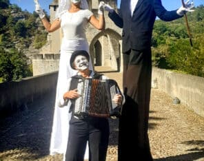Trio endimanchés spectacle de rue echassiers musicien accordeon